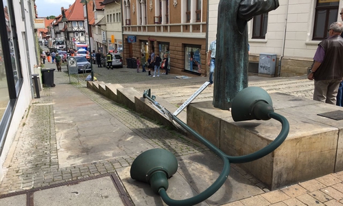 Die Laterne musste vom Energieversorger und dem Bauhof demontiert werden. Foto: Alexander Weis