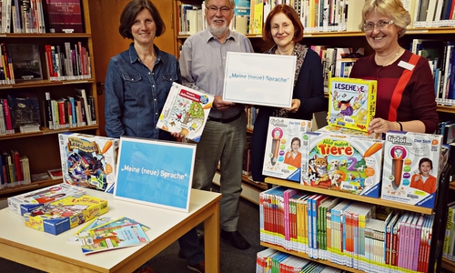 Petra Buntzoll (Leiterin Stadtbibliothek), Manfred Temme (Bibliotheksgesellschaft), Beate Horstmann (Leiterin Kinder- und Jugendbibliothek), Annette Rugen (stellvertretende Leiterin). Foto: Stadt Wolfsburg
