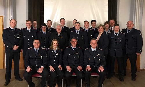 Die geehrten und beförderten Kameraden, sowie die neu gewählten Funktionsträger zu sehen. Fotos: Feuerwehr Groß Brunsrode