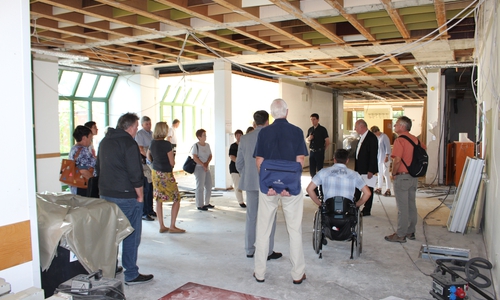 Die Mitglieder des städtischen Schulausschusses machten sich vor Ort ein Bild von den Hochwasserschäden. Fotos: Alexander Dontscheff