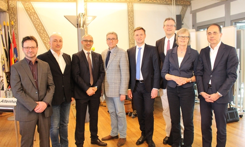 Die Redner und Organisatoren: Dr. med. Torsten Zeyher, Dr. Gregor Kocowski, Prof. Dr. Kinan Rifai, Wolfenbüttels Bürgermeister Thomas Pink, Dr. Mark Jäger, Dr. Christoph Terkamp, Dr. Mechthild Altenhoff und Prof. Dr. Ahmed Madisch. Fotos: Eva Sorembik