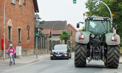 In Grasleben müssen sich die jungen Radfahrer den Verkehrsraum auch mit dem überregionalen Lkw-Verkehr teilen. Für sie ist hin und wieder kein Platz mehr auf der Fahrbahn. Foto: Kreisverkehrswacht Helmstedt