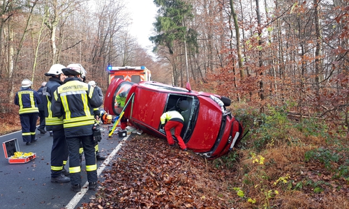 Die Fahrerin konnte mit Hilfe der Feuerwehr ihr Fahrzeug selbstständig verlassen. Fotos: Feuerwehr