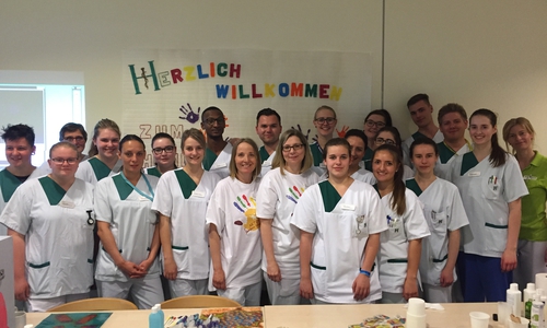 Ein Team aus Krankenhaushygiene, Schülern der Krankenpflegeschule sowie des Gesundheitsamtes Helmstedt informierte über die Wichtigkeit der Händedesinfektion im Krankenhaus. Foto: Helios