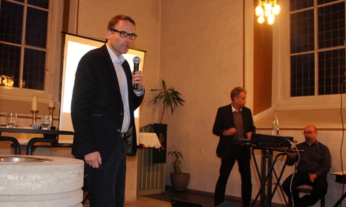 Michael Tacke (li.) und Jens Flügge waren auf Einladung   von Ortsbürgermeister Marco Kreit (re.) in die Kirche nach Watenstedt gekommen. Fotos und Podcast: Alexander Dontscheff
