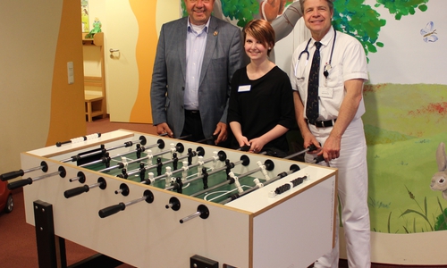 Gerd-Ulrich Hauptmann (Kroschke Kinderstiftung Braunschweig), Carolin Buse und Prof. Dr. Gernot Sinnecker (Klinik für Kinder- und Jugendmedizin und Psychosomatik). Foto: Klinikum Wolfsburg