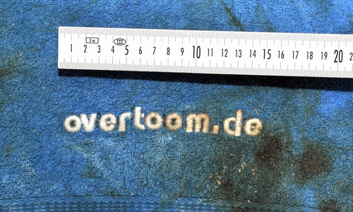 Nach dem Fund eines toten Babys in einem Altkleider-Container in Lehre-Wendhausen am 13. September bittet die Sonderkommission der Wolfsburger Polizei um Hinweise zu dem benutzten besonderen Handtuch, in dem das neugeborene Kind eingewickelt war. Foto: Polizei