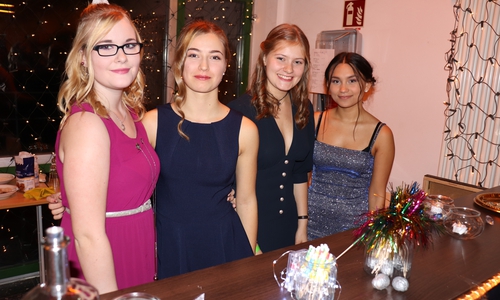 Nach allen Regeln der Kunst verwöhnten Schülerinnen und Schüler des 10. Jahrgangs die Ballbesucher mit Cocktails und anderen Getränken.  Fotos: THG