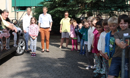 Andreas Heilemann (im Auto, KiJu-Team), Stefanie Sticherling (Elternverein der Grundschule St. Ludgeri), Christine Schmid (Starthile Helmstedt) sowie die Schüler der Klasse 1 a beim Training. Foto: privat