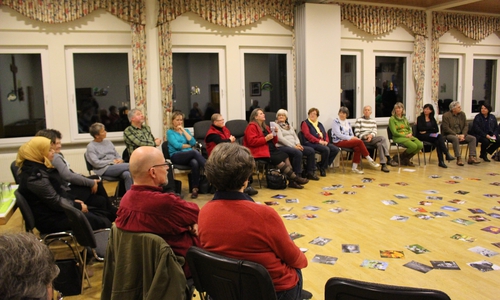 In einer Gesprächsrunde werden Ideen für das Willkommenscafé in St. Ansgar gesammelt. Foto: Max Förster