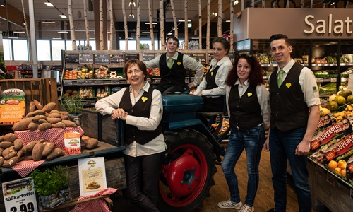 v.li. Nina Zobel (O+G) , Benjamin Schwager (Stell. Marktleiter), Jutta Munzel (O+G), Diana Bockelmann (O+G) und Emil von Gostomski (Marktleiter)

Foto: Edeka Minden-Hannover