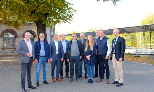 Vertreter der Gemeinde Börßum, der Samtgemeinde Oderwald, des Landkreises Wolfenbüttel, des Regionalverbandes, der Verkehrsbetriebe Bachstein und der DB Station & Service AG auf dem Bahnhofsvorplatz.  Fotos und Podcast: Alexander Dontscheff