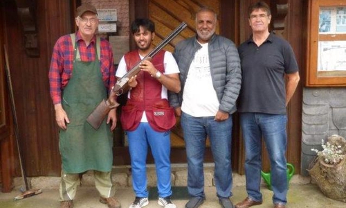 Der Gast vom Persischen Golf vor der Hötzumer Schäfterei.  Von links: Ulrich Reitmann, Scheich Rashid Saleh Hamad Al  Alhba, dessen Begleiter und Trainer sowie Nachbar John Hendry. Foto: privat