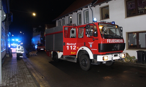 Die Feuerwehr sicherte die Lage in der Ferdinandstraße. Foto: Alexander Dontscheff