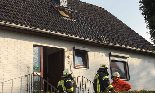 Die Feuerwehr begutachtet den Blitzschaden. Foto: Nick Wenkel