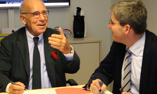 Investor Hans-Joachim Tessner und Oberbürgermeister Dr. Oliver Junk (rechts) unterzeichneten die  Kaiserpfalz-Entwicklungsvereinbarung bei bester Weihnachtsstimmung. Foto: Frederick Becker