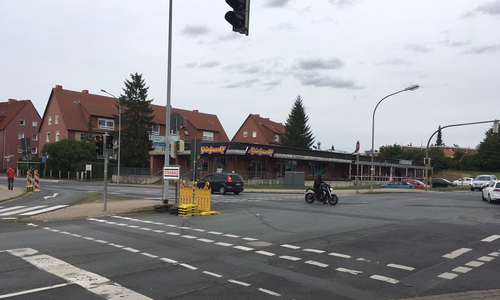 Anstelle der Ampel soll die Kreuzung demnächst durch einen Kreisverkehr geregelt werden. Archivbild
