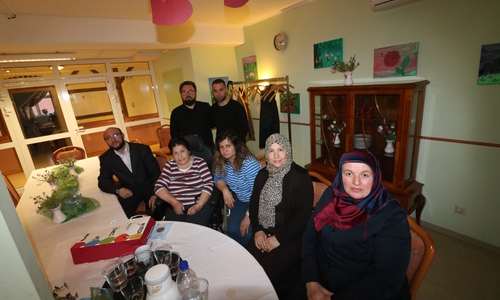Bewohnerin Ayten Baris (2.v. li.) mit dem  Imam Mehmet Simsek (links), weiter von links  Esra Baris,  Nursen Canbaz und Sefa Yalcin im Hintergrund  Bekir  Yalcin  (links) Vorsitzender der Türkisch Islamischen   Gemeinde und Serdar Bedirhan Tunc. Foto: Dieter Lorenz
