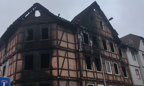 Ob die Brandruine in der Zickerickstraße abgerissen werden muss, muss ein Gutachter entscheiden. Foto: Nick Wenkel 