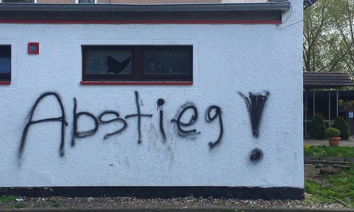 Unbekannte beschmierten in der Nacht zum Ostersonntag das Vereinsheim des KSV Vahdet. Die sagen: Jetzt erst recht. Foto: Frederick Becker