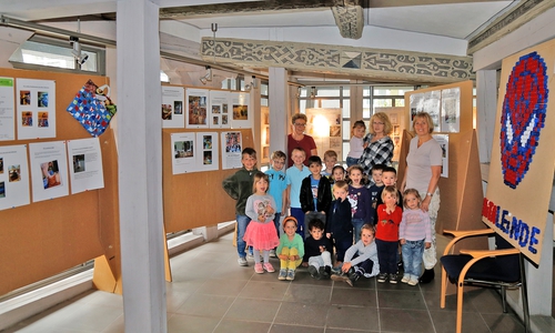 Die Kita Leinde zeigt im Rathaus, was man alles aus Müll machen kann. Foto: Raedlein/Stadt Wolfenbüttel
