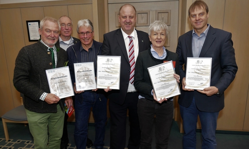 Dr. Rüdiger Scheller (Dr. Scheller Stiftung Braunschweig), Claus-Jürgen Schillmann (Bau- und Umweltdezernent des Landkreises), Michael Bürkner (Heimat- und Verkehrsverein Asse), Andreas Memmert (Bürgermeister Schladen-Werla), Landrätin Christiana Steinbrügge und Detlef Kaatz (Bürgermeister Cremlingen) (v. li.). Foto: privat 