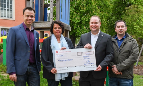 Von links: Sören König, Ulrike Hesselbach (Vorsitzende des Kinderschutzbundes, Markus Dietl (Präsident Round Table 112 Wolfenbüttel/Salzgitter) und Stephan Hermsdorf (Vizepräsident Distrikt 4 Round Table Deutschland). Foto: Privat