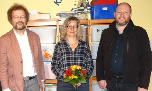 Pfr. Matthias Eggers von der katholischen Pfarrei St. Petrus mit dem Kirchort St. Ansgar (rechts) und Pfr. Andreas Riekeberg von der Ev.-luth. Kirchengemeinde St. Thomas (links) begrüßen Kirsten Kühn als neue Koordinatorin des Ökumenischen Familienzentrums St. Ansgar - St. Thomas. Foto: A. Brandes