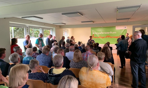 Der Saal war während der Eröffnungsfeier gut gefüllt. Foto: Kompetenzzentrum Freiwilligenmanagement Elm-Asse