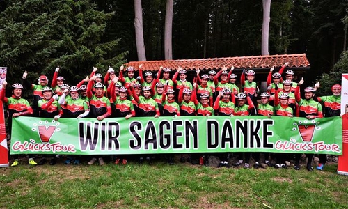 Die Glückstour ist vorbei. Schornsteinfeger aus der Region haben auf dem Fahrrad Geld für krebskranke Kinder gesammelt. Foto: Blauermel 