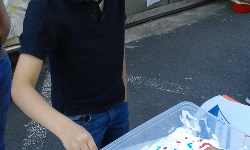 Sebastian macht Regenbogen- Experimente. Foto: AHA-ERLEBNISmuseum 