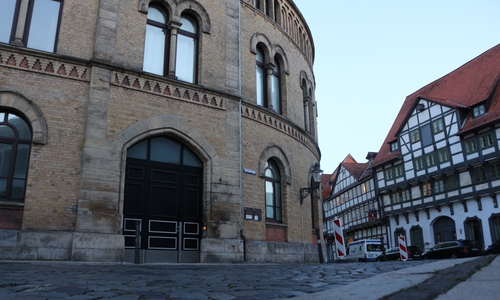 Die Alte Knochenhauerstraße soll umgebaut werden, damit die Synagoge geschützt wird. Foto: Anke Donner 