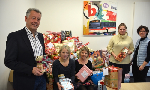 Bei der Geschenkübergabe, von links: GF J. Reincke, Frau Reinhardt-Ziola, Frauenschutzhaus WF, Frau Meurer Hageroth, Frauenhaus BS, Frau Köhler, Frau Oppermann, Marketing Verkehrs-GmbH. Foto: Braunschweiger Verkehrs-GmbH