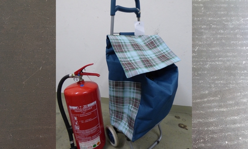 Wem gehören Trolley und Feuerlöscher? Foto: Polizei