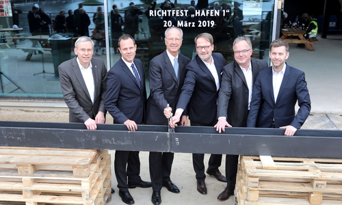 Kai-Uwe Hirschheide, Stadtbaurat der Stadt Wolfsburg, Roland Clement, Vorsitzender der Geschäftsführung der Autostadt, Hans Dieter Pötsch, Aufsichtsratsvorsitzender der Volkswagen AG und Mitglied des Aufsichtsrats der Autostadt, Claudius Colsman, Mitglied der Geschäftsführung der Autostadt, Dr. Uwe Horn, Mitglied der Geschäftsführung der Autostadt, und Dennis Weilmann, Dezernent für Wirtschaft, Digitales und Kultur der Stadt Wolfsburg. Foto: Matthias Leitzke