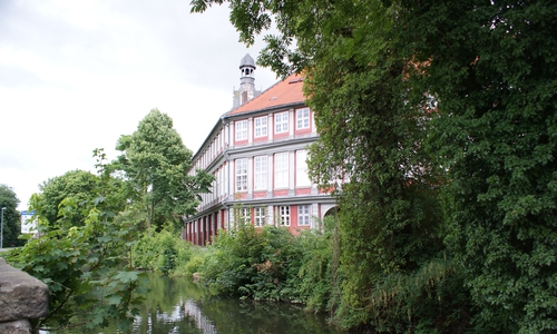 Zwischen dem Schloss und der Herzog August Bibliothek soll eine über drei Meter hohe Wilhelm Busch-Skulptur aufgestellt werden. Foto: Anke Donner 