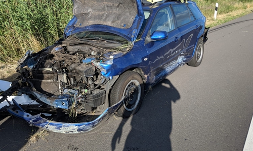Das bei diesem Unfall niemand verletzt wurde ist kaum zu glauben. Foto: Feuerwehr Helmstedt