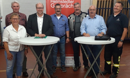  v.l.: Edelgard Hahn (Ortsbürgermeisterin Flechtorf), Jürgen Ehlers (Regierungsbrandmeister und Vizepräsident des Landesfeuerwehrverbandes Niedersachsen), Jörn Domeier MdL (Landtagsabgeordneter), Olaf Kapke (Kreisbrandmeister und Vorstandsmitglied des Landesfeuerwehrverbandes Niedersachsen), Olaf Ehlers (Ratsherr der Gemeinde Lehre), Rüdiger Kauroff MdL (Feuerwehrpolitischer Sprecher der SPD Landtagsfraktion), Ralf Sprang (Ortsbrandmeister der Ortsfeuerwehr Flechtorf)

Foto: SPD-Landtagsfraktion