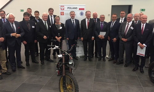 Mitglieder der Delegation von Ministerpräsident Stephan Weil (5. von rechts, vorne) an der TU Breslau, u.a. Rosemarie Karger (4. von links, vorne) mit Bernd Busemann, Vize-Präsident des Niedersächsischen Landtages, Harm Adam, Vorsitzender der Deutsch-Polnischen Gesellschaften Niedersachsen e.V., Bernd Antelmann, Geschäftsführer der DEULA Nienburg, Johannes Münter, Präsident des Landesmusikrates Niedersachsen e.V. und andere. Foto: Ostfalia Hochschule für angewandte Wissenschaften