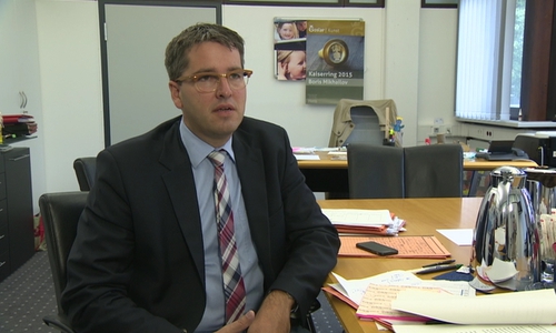 Goslars Oberbürgermeister Dr. Oliver Junk musste sich in einem Beitrag des NDR erklären, welche Taten nach seinen Worten folgten. Foto: NDR Fernsehen 