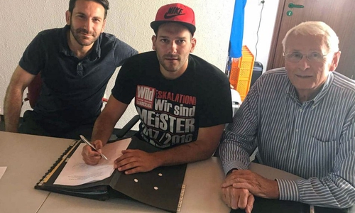 Von links: Habil Turhan, Garrit Golombek und Gerhard Beinsen (stellv. Fußball-Abteilungsl. MTV). Foto: MTV WF