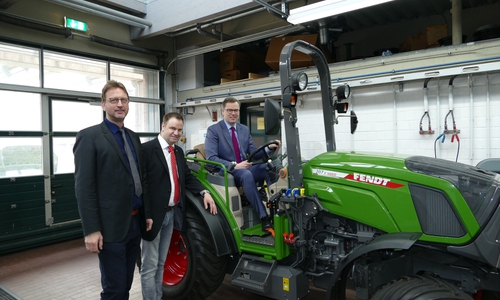 Landrat Dr. Andreas Ebel verschafft sich einen Eindruck von den Neubeschaffungen für den Bereich Landtechnik an den Berufsbildenden Schulen II. Von links:  Carsten Melchert, Stefan Pingel und Landrat Dr. Andreas Ebel. Foto: Landkreis Gifhorn 