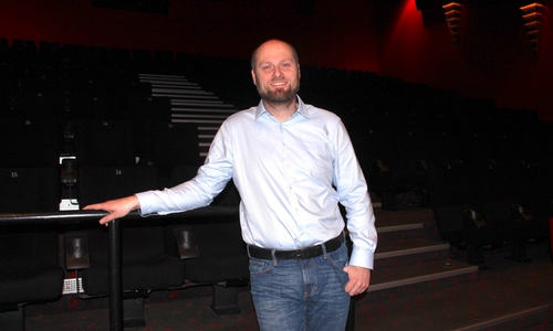 Theaterleiter Timo Degendorfer schaut optimistisch auf das kommende Kinojahr. Foto: Alexander Dontscheff