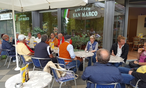Oberbürgermeister Dr. Oliver Junk im Gespräch mit interessierten Bürgerinnen und Bürgern im Eiscafé. Foto: Stadt Goslar