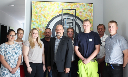 Die ausgelernten Azubis bei einer Feierstunde im Unternehmen. Foto: WV Peine