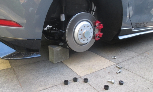 In allen Fällen wurden die Fahrzeuge der Geschädigten auf Betonpflastersteine aufgebockt. Fotos: Polizei Wolfsburg