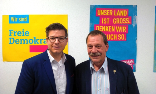 Björn Försterling und Fraktionskollege Thomas Fach (v. li.) setzten sich auch für den Erhalt der Förderschule ein. Foto: FDP
