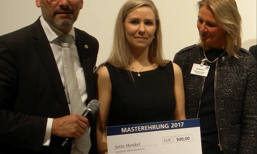 Jutta Henkel (Mitte) wurde im Rahmen der Expo Real 2017 für ihre herausragende Leistung geehrt. Foto: NEULAND Wohnungsgesellschaft mbH  