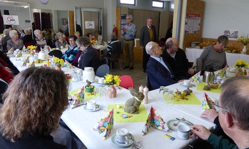 Die Teilnehmenden des AWO-Brunch in WF an der gemeinsamen Tafel während der Wortbeiträge des Vorsitzenden Hans-Joachim Kröger und des Geschichts-AG-Sprechers Rudolf Fricke. Foto: AWO