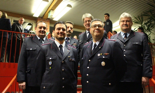 Der neue Ortsbrandmeister Kurt Jakobi (vorne rechts) und sein Stellvertreter Sven Dost (vorne links) mit  den noch amtierenden Ortsbrandmeister Hans-Jürgen Fuhrmann (hinten rechts) und seinem Stellvertreter Uwe Frobart (hinten links) sowie dem Stadtbrandmeister Rüdiger Hartmann (links) und seinem Stellvertreter Detlev Gliese (rechts). Foto: Max Förster
